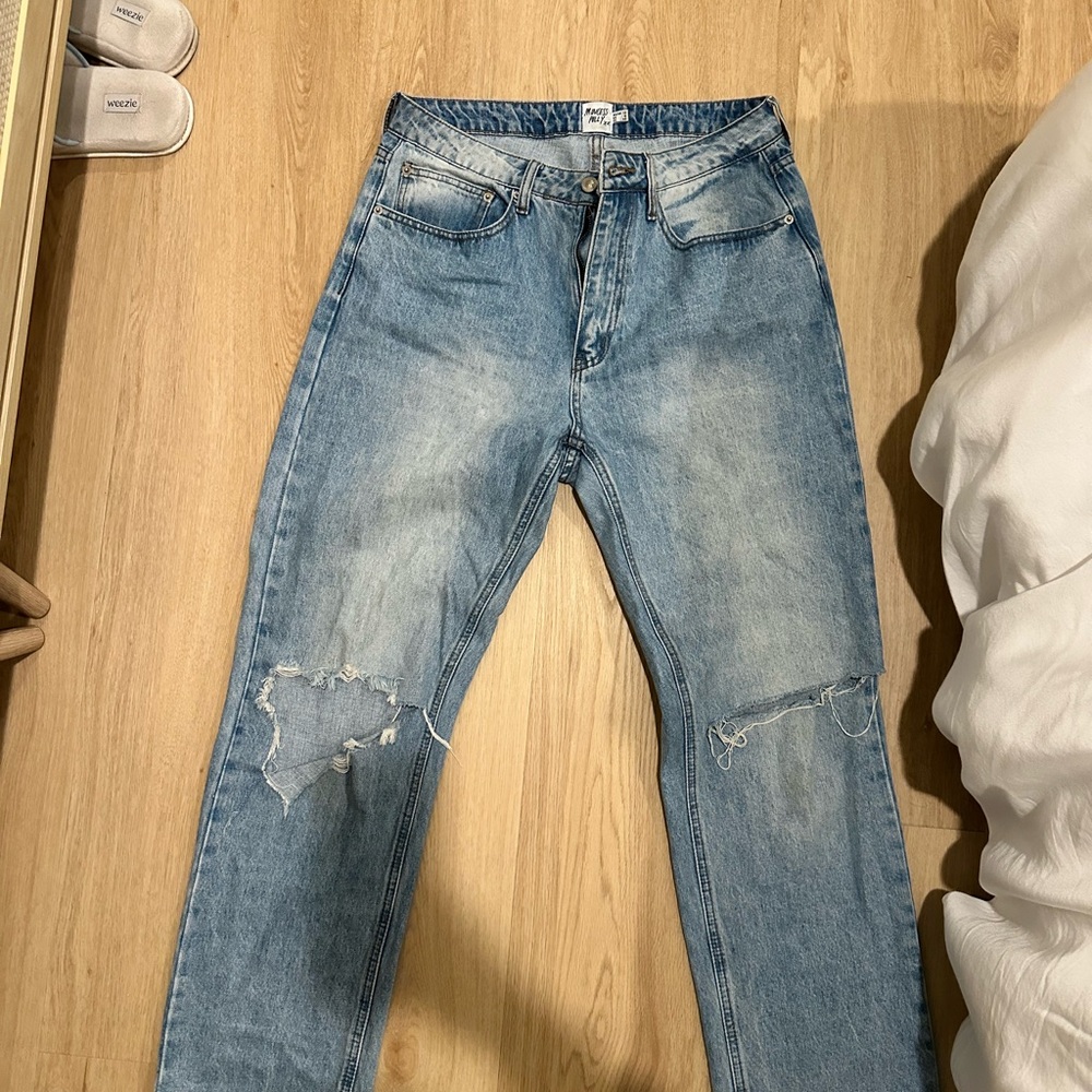 Vintage-Inspired Light Blue Distressed Women’s Jeans